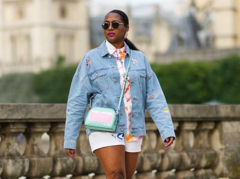 Jennifer Joseph trägt Shorts Streetstyle Jeansjacke Sneaker