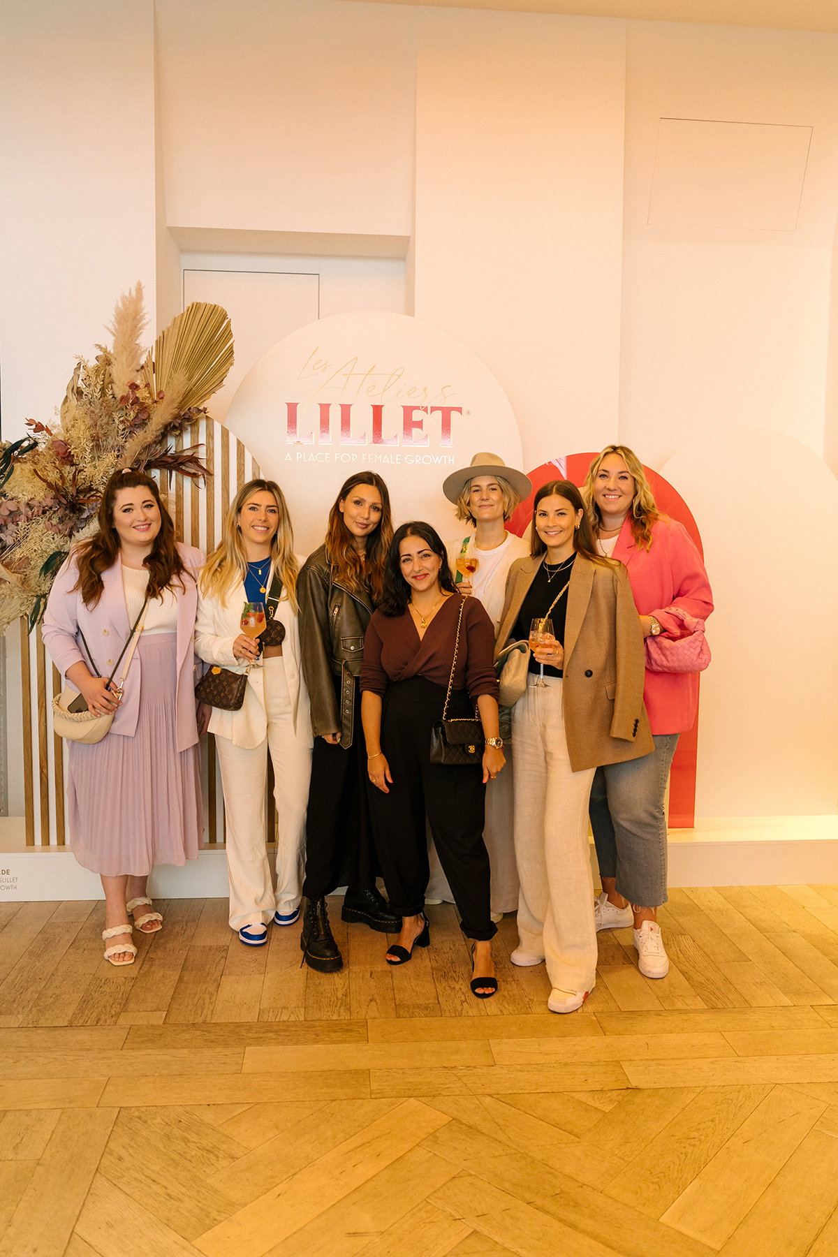 Julia Krämer ( @schoenwild ), Luisa Lion ( @luisalion ), Kira Bejaoui ( @kirabejaoui ), Elmira Rafizadeh ( @keeploving.life ), Victoria Thomas ( @hernameis_vic ), Nina Schwichtenberg ( @fashiioncarpet ), Verena Prechtl ( @ms_wunderbar )