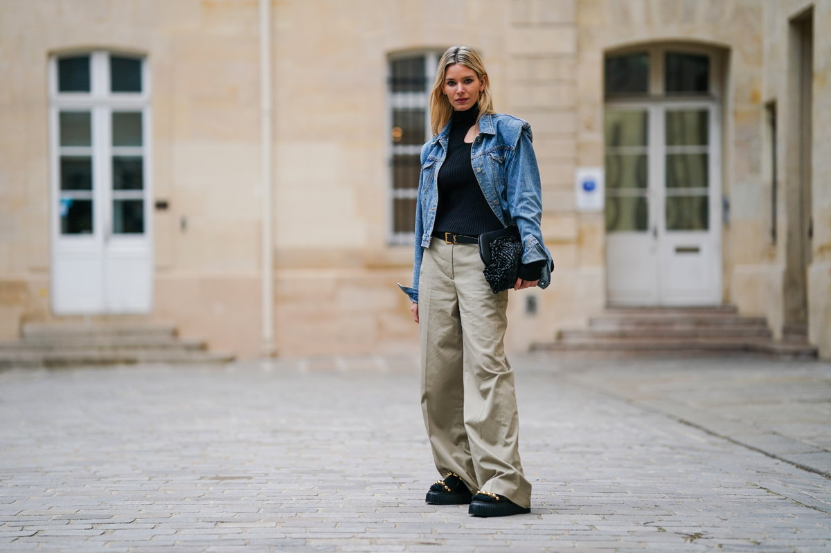 Natalia Verza trägt Jeansjacke Frau Streetstyle