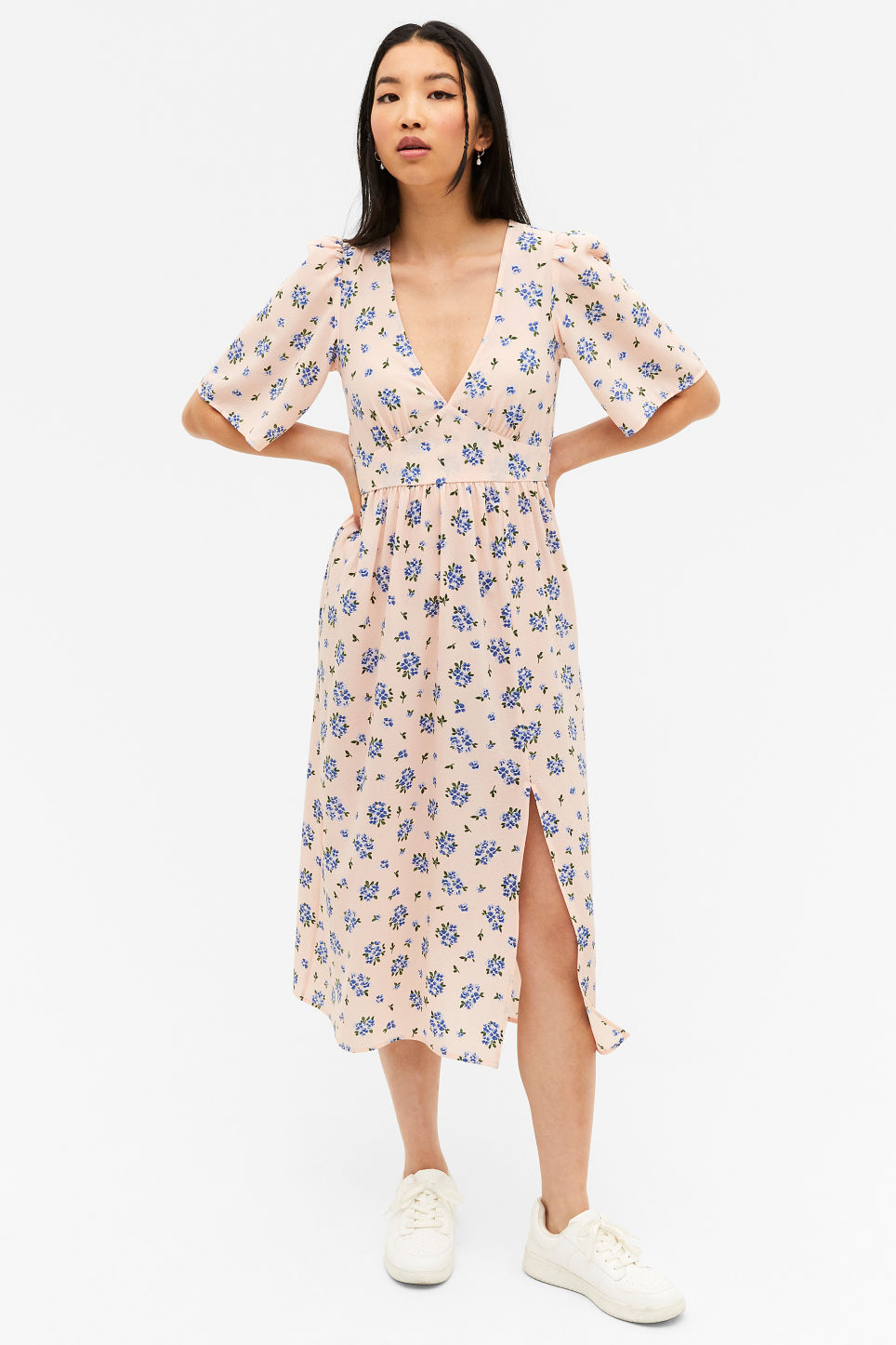 Rosa geblümtes Midikleid mit V-Ausschnitt Monki