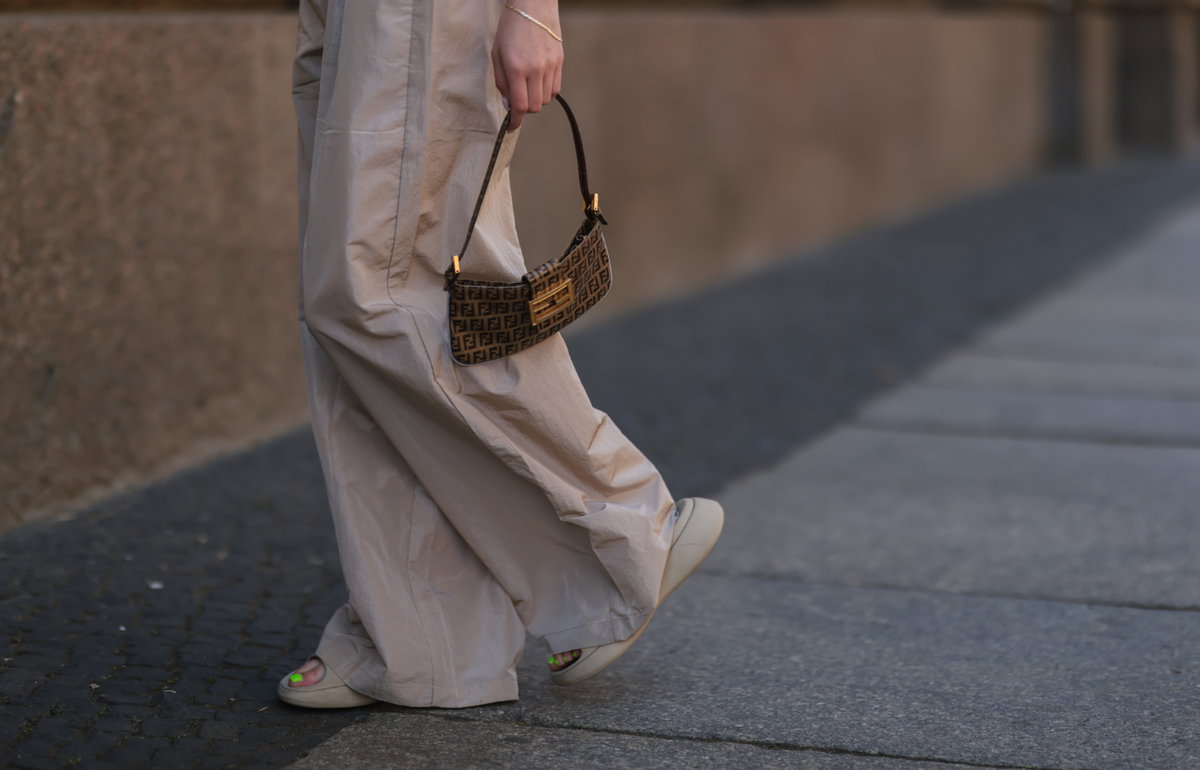 Sophia Geiss beige Hose Fendi Tasche beige Sandalen