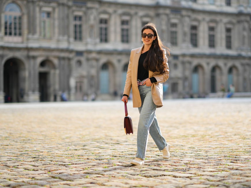 Sylvia Haghjoo trägt Mom Jeans Streetstyle