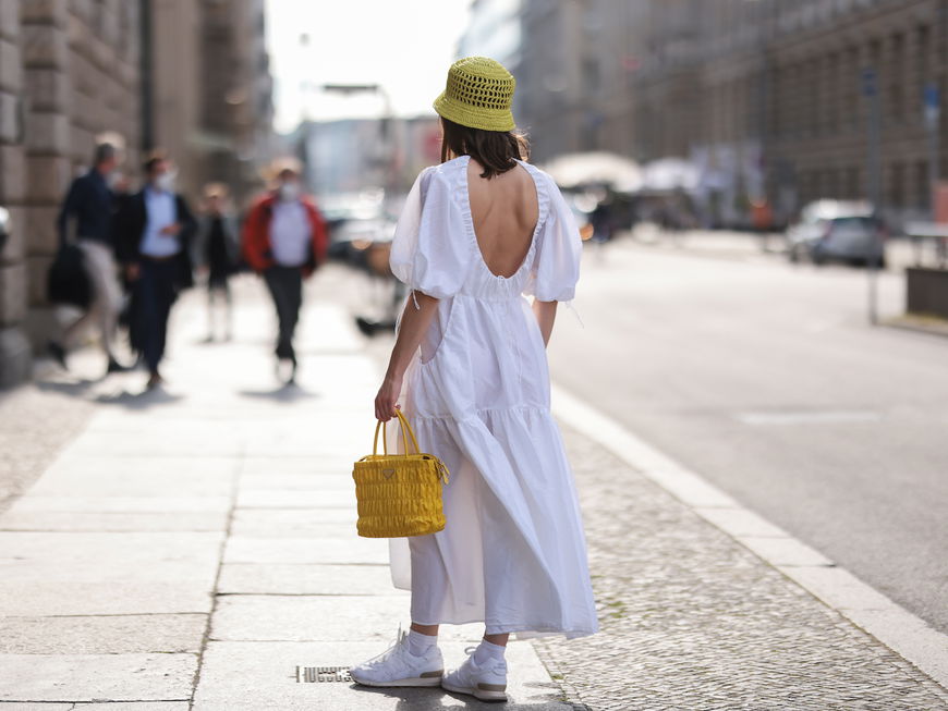 Frau mit weißen Maxi Kleid auf der Straße