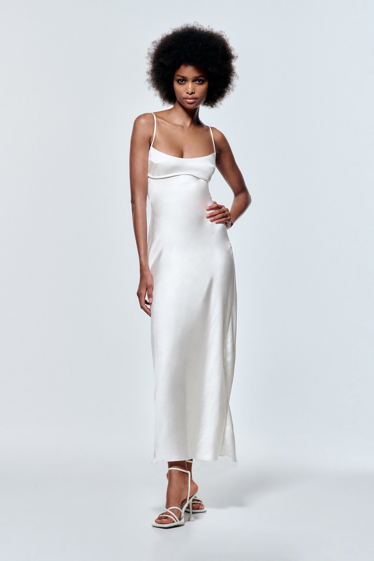 ZARA KLEID IN SATINOPTIK MIT CUT-OUTS