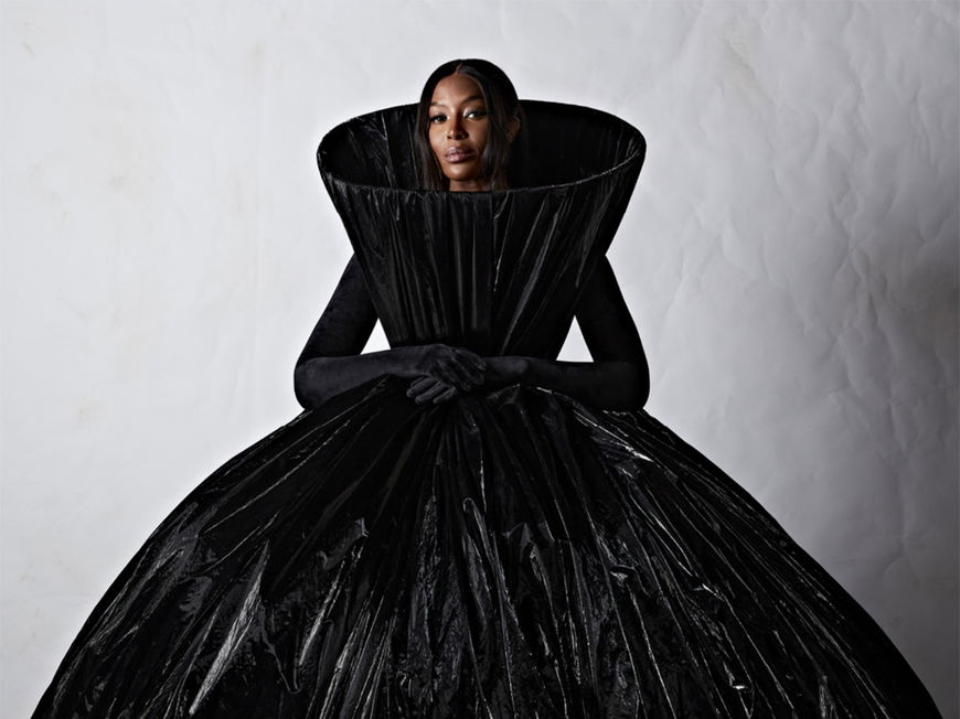 Balenciaga Show Naomi Campbell schwarzes Kleid