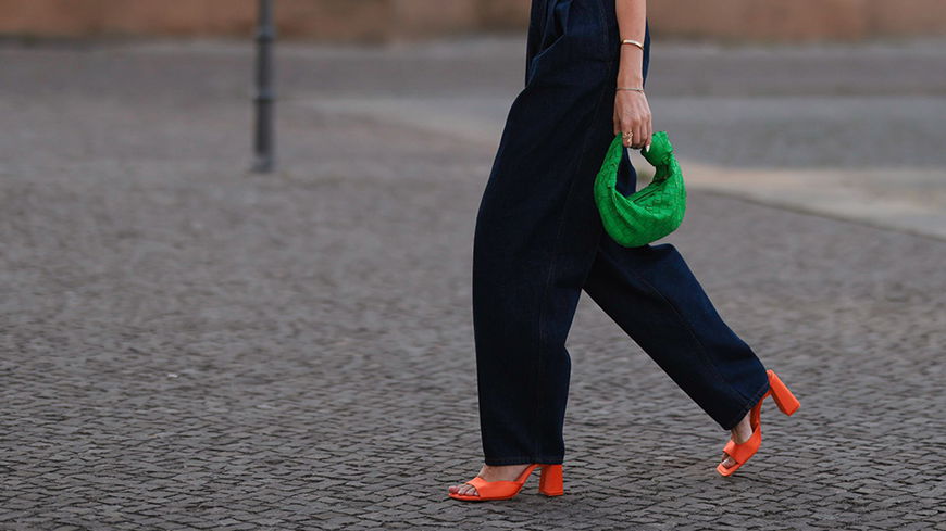 Outfits 2022: Grüne Taschen tragen jetzt alle – die 6 schönsten Modelle