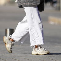 Statt schwarze Sneaker: Im Frühling 2023 shoppen wir diese 3 Alternativen