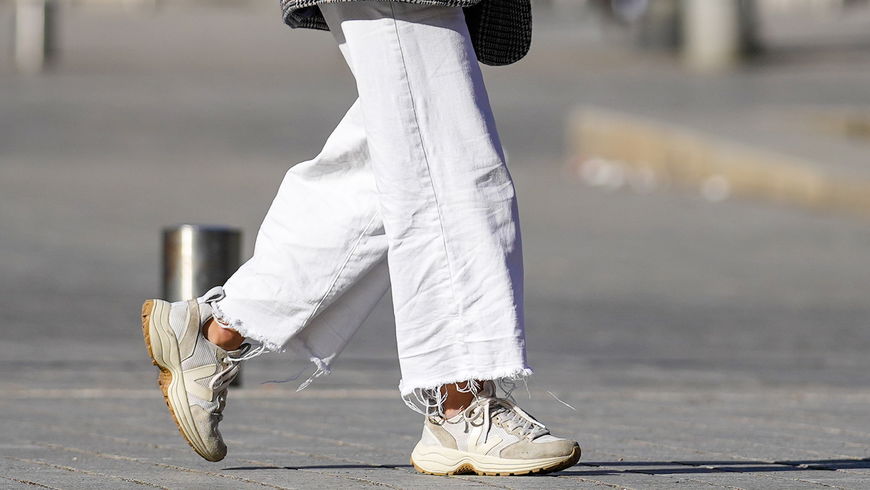 Statt schwarze Sneaker: Im Frühling 2023 shoppen wir diese 3 Alternativen