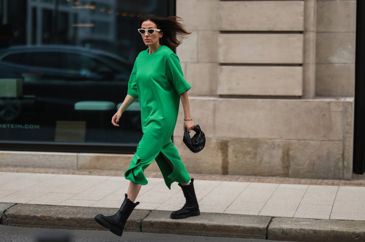 Elise Seitz trägt grünes Oversize Kleid Streetstyle