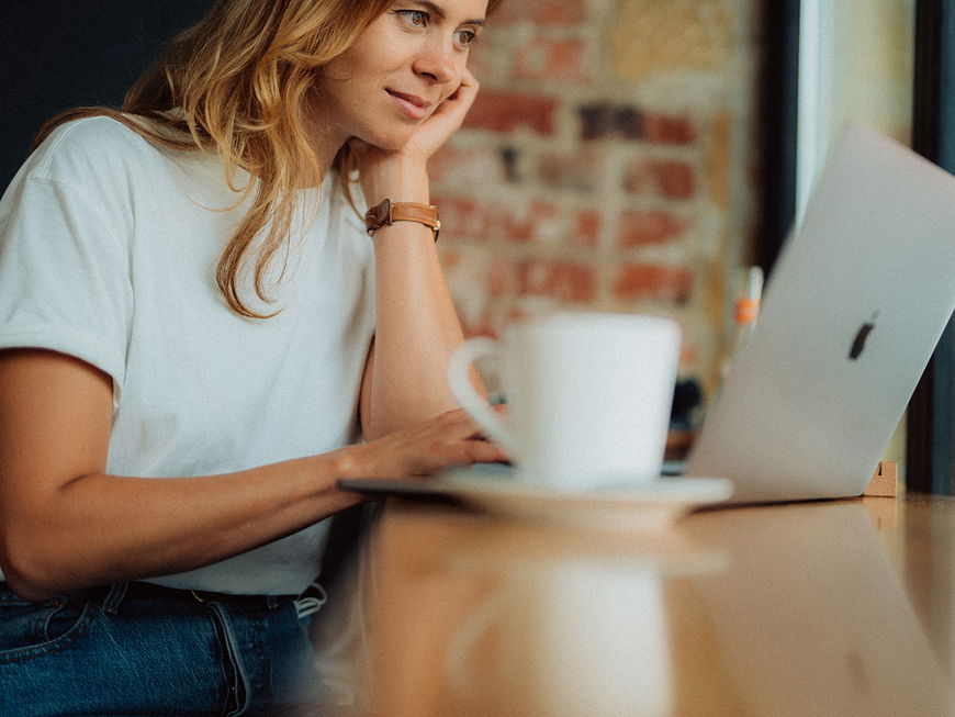 Frau im Café am Laptop