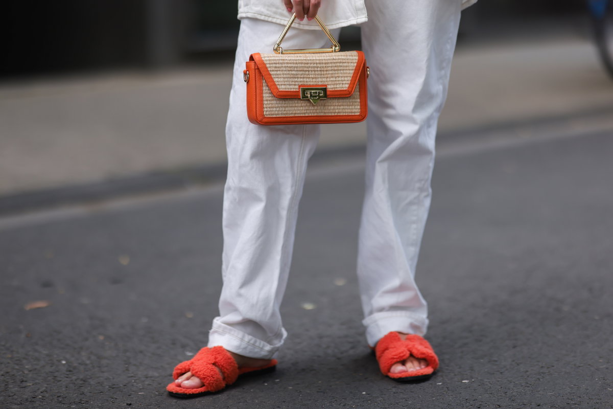 Frau trägt orangene Sandalen Streetstyle