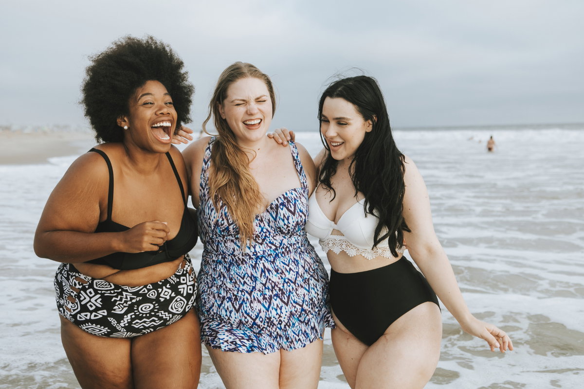 Frauen am Strand lachend