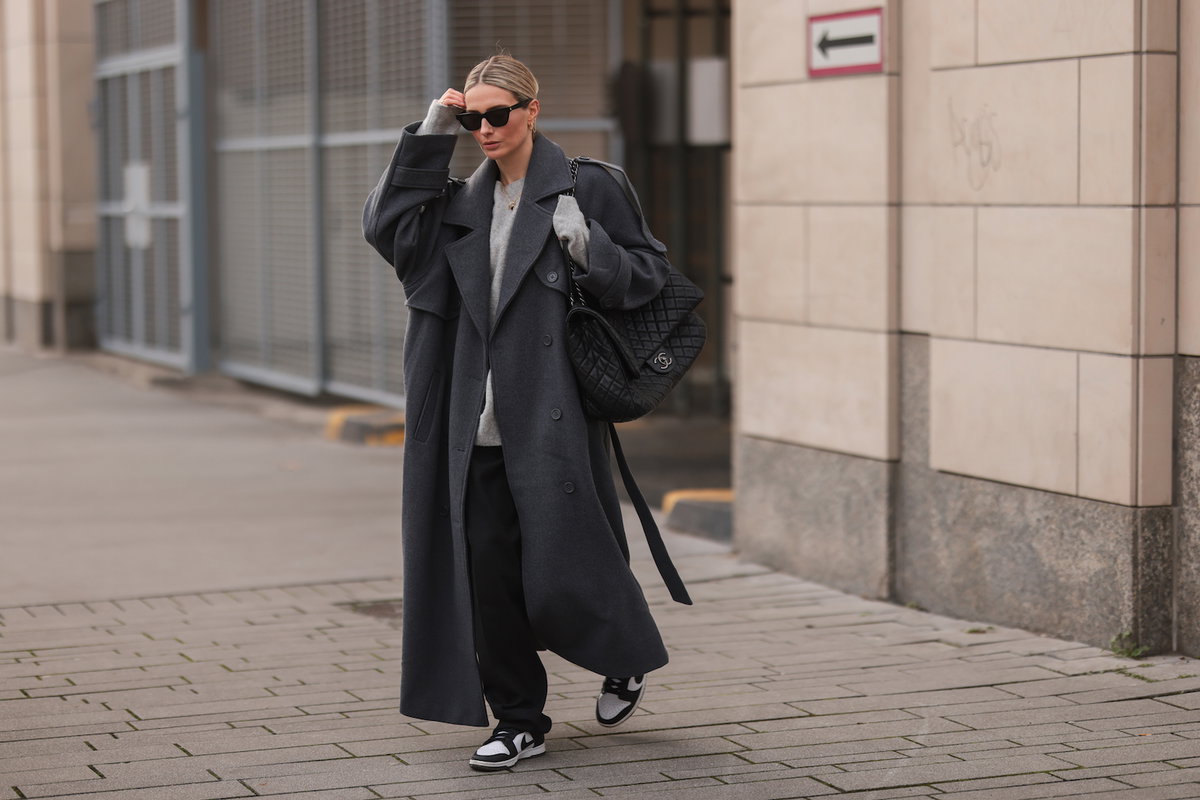 Frau mit oversized Mantel in grau