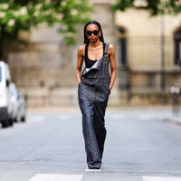 Jeans Latzhose kombinieren: Das solltest du beim Styling beachten