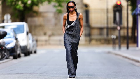 Jeans Latzhose kombinieren: Das solltest du beim Styling beachten