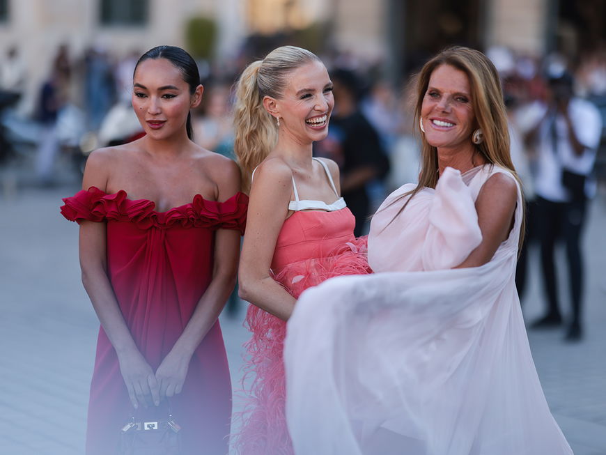 Korlan Madi, Leonie Hanne und Anna Dello Russo in schönen Kleidern