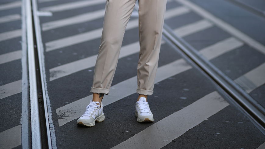 Schuh-Trends 2022: Der Sneaker von Veja beschert lange Beine