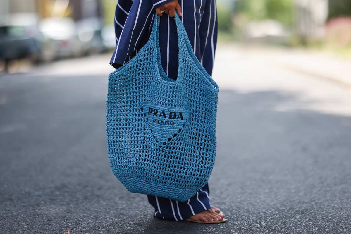 Sandale blaue Tasche gestreifter Anzug Streetstyle
