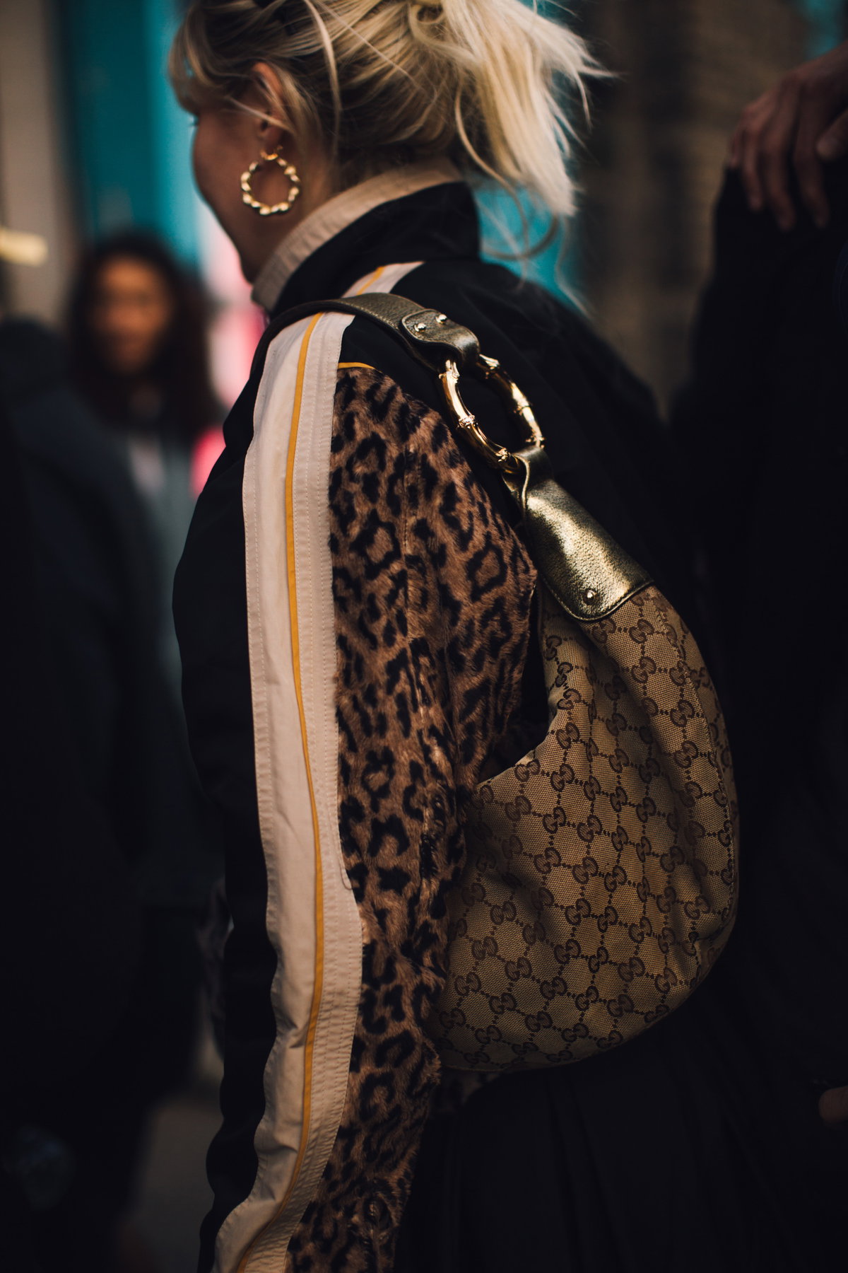 Frau mit einer Gucci-Tasche