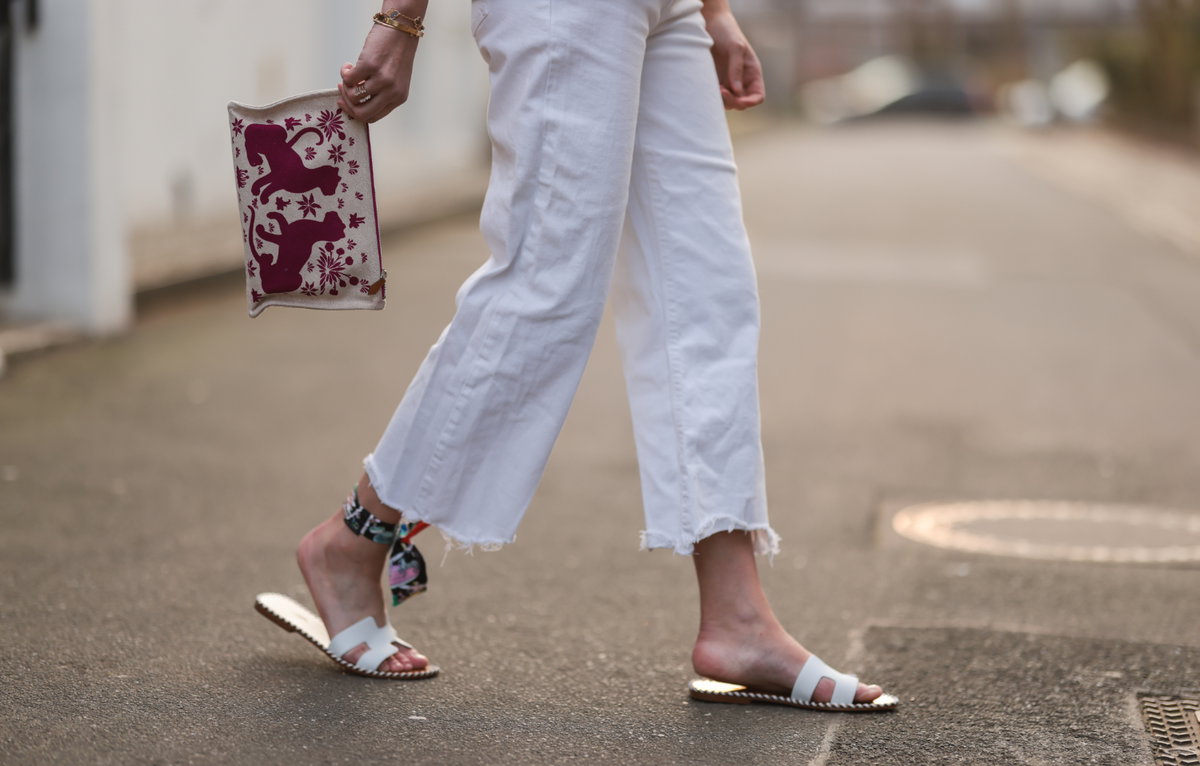 weiße Sandalen weiße Hose Streetstyle
