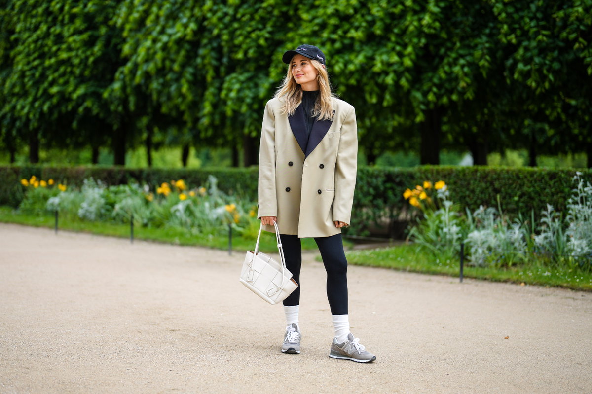 Xenia Adonts trägt graue New Balance