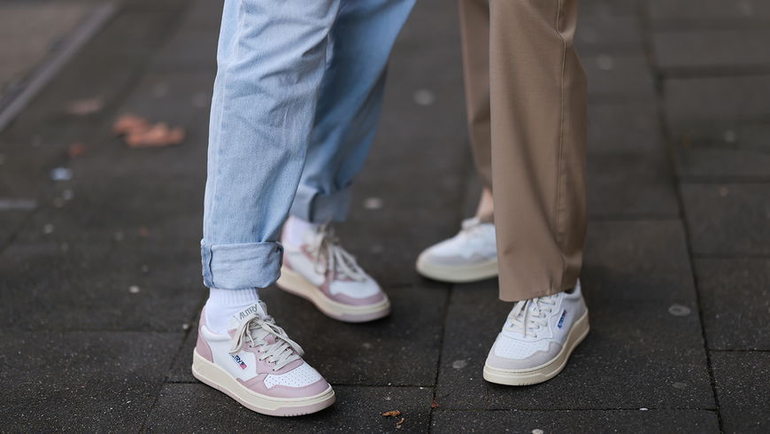 Sneaker-Trends 2022: Dieses angesagte Modell zaubert lange Beine