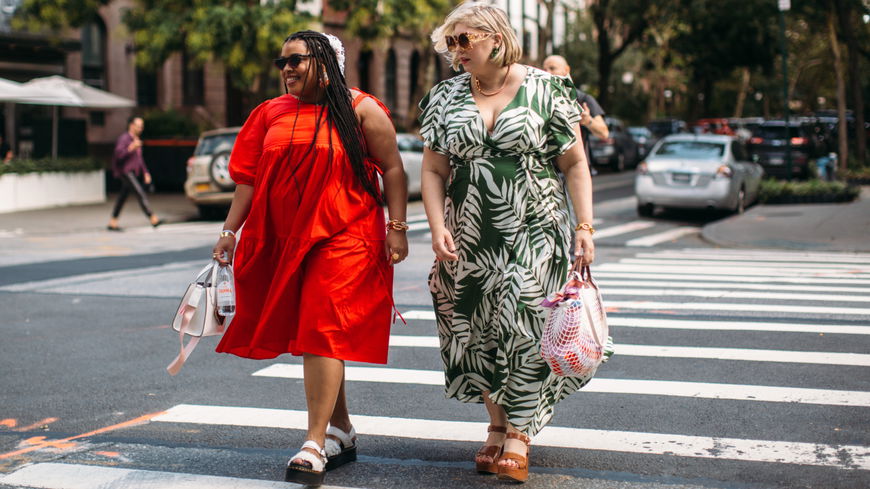 Outfits 2022: 6 angesagte Kleider, die Curvy-Frauen rauf und runter tragen