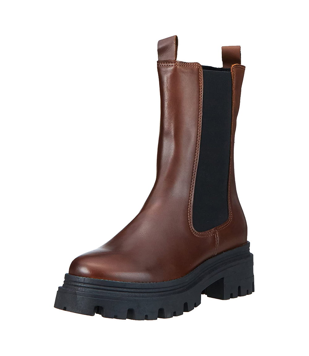 We love! Die dunkelbraunen Chelsea Boots von Tamaris kannst du ab ca. 72 Euro auf Amazon shoppen.