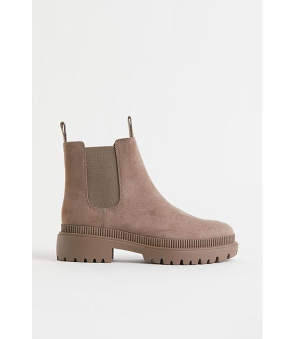 Wer lieber sanftere Nuancen mag, wird die Chelsea Boots in Beige von H&M für ca. 35 Euro lieben.