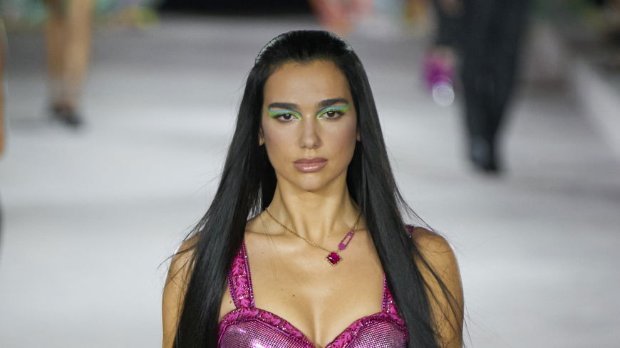 Beauty-Trends 2022: Dua Lipa zeigt uns diesen neuen Augenbrauen-Trend und wir lieben ihn