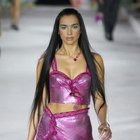 Beauty-Trends 2022: Dua Lipa zeigt uns diesen neuen Augenbrauen-Trend und wir lieben ihn