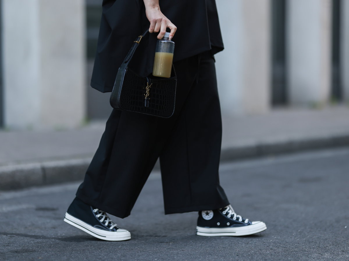 Frau trägt Jeans Paris Fashion Week 2022