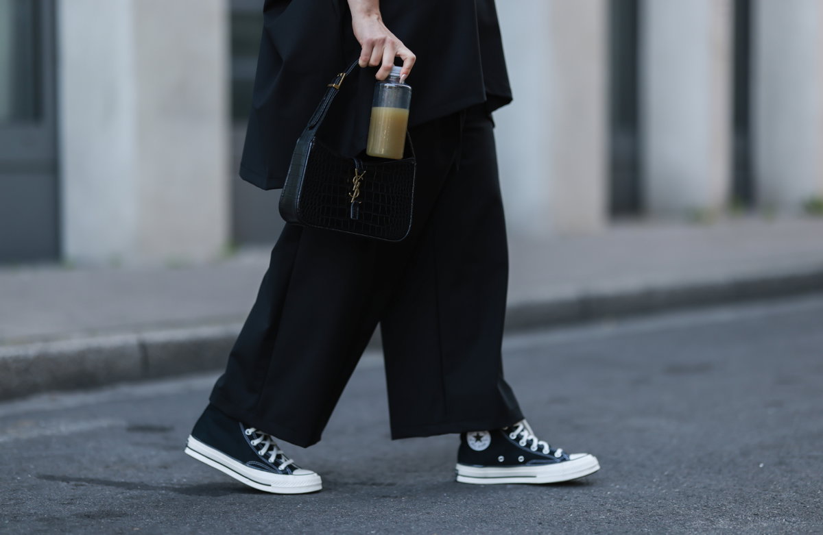 Frau trägt Jeans Paris Fashion Week 2022