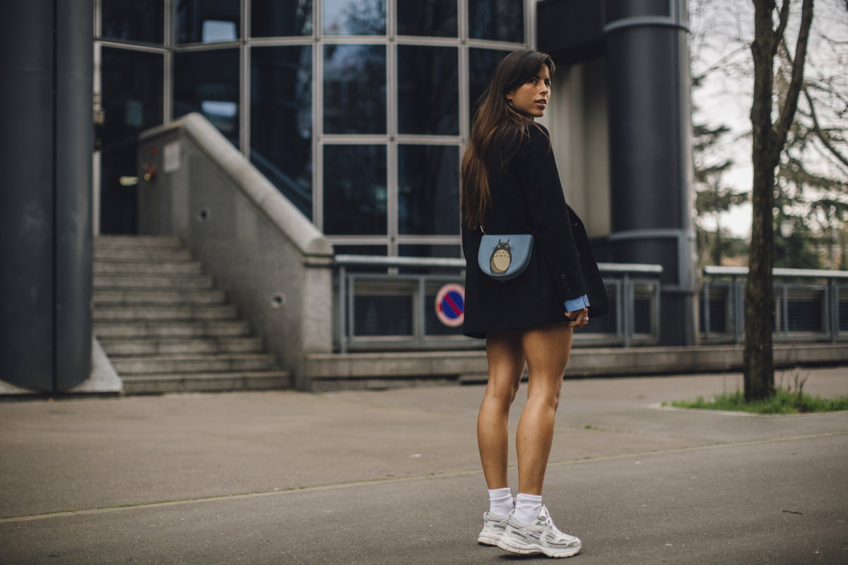 Frau trägt Outfit mit Sneakern Streetstyle