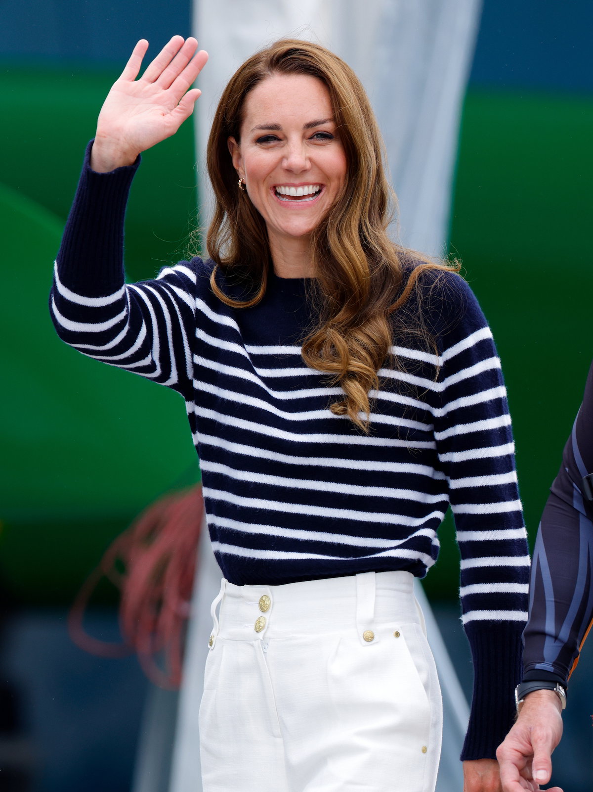 Auch die Haarfarbe von Prinzessin Kate ist alles andere als langweilig, denn ihre braune Mähne wird durch hellere Strähnen aufgepimpt, wodurch der Schopf wie von der Sonne geküsst erscheint und verschiedene Dimensionen im Haar erzeugt werden.