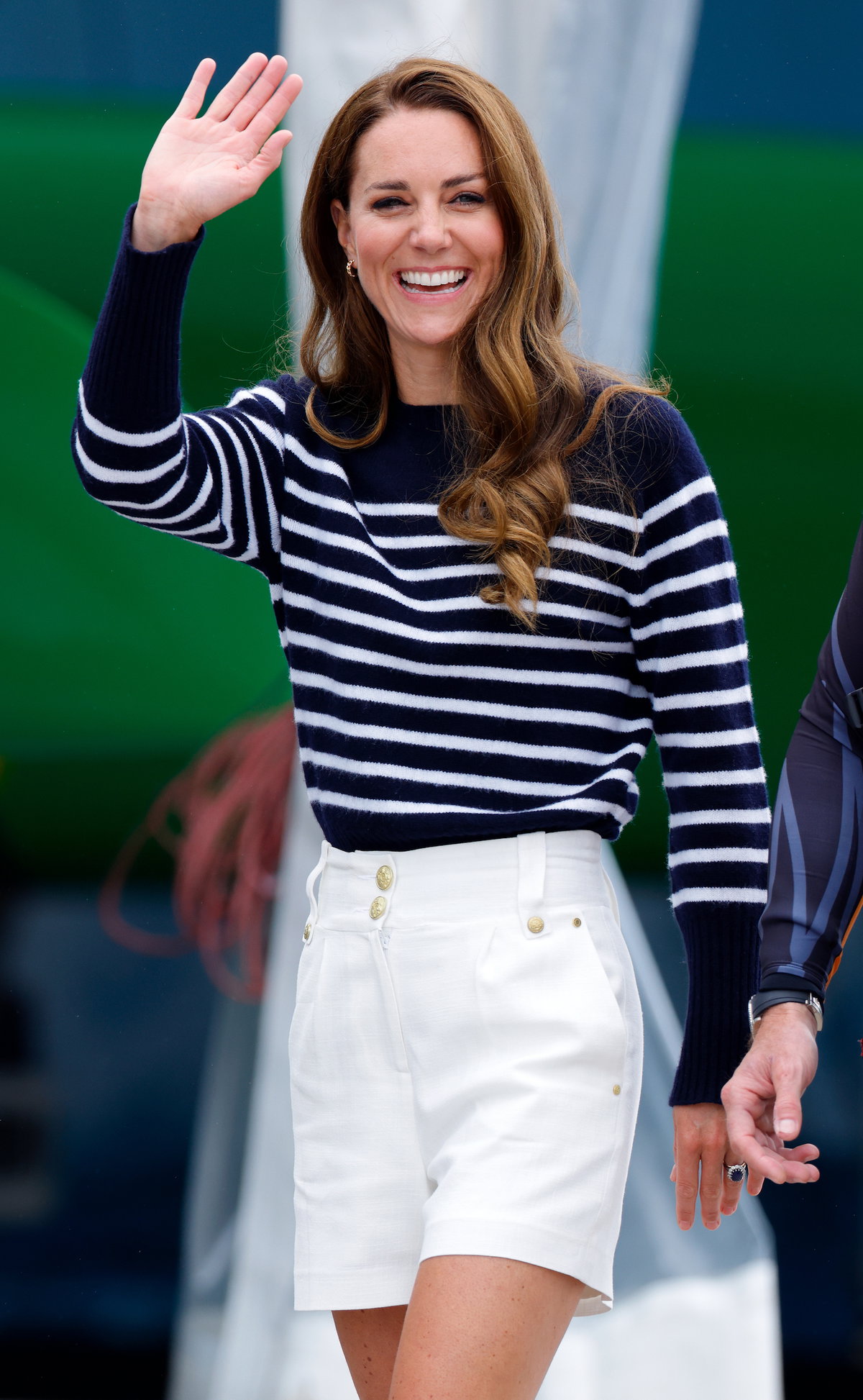Auch die Haarfarbe von Prinzessin Kate ist alles andere als langweilig, denn ihre braune Mähne wird durch hellere Strähnen aufgepimpt, wodurch der Schopf wie von der Sonne geküsst erscheint und verschiedene Dimensionen im Haar erzeugt werden.