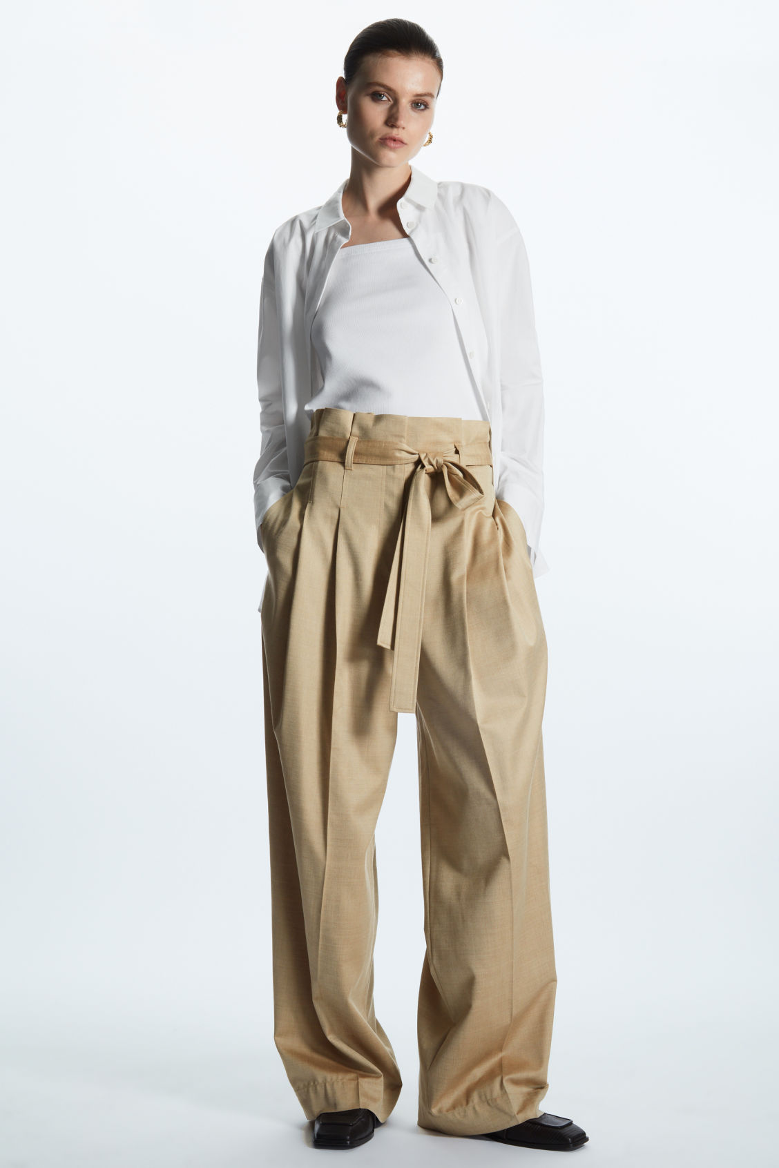HOSE MIT PAPERBAG-BUND UND GÜRTEL COS beige