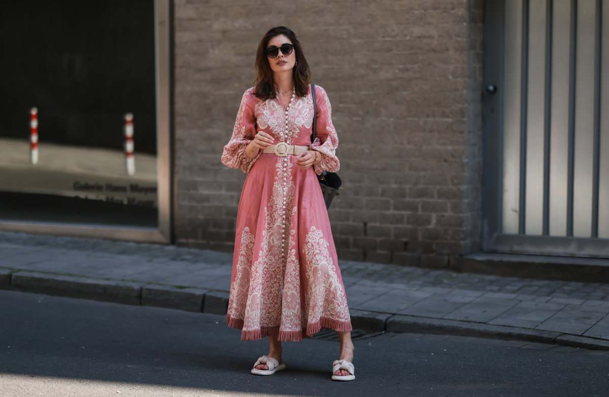 Ira Meindl trägt verspieltes Kleid rosa weiß