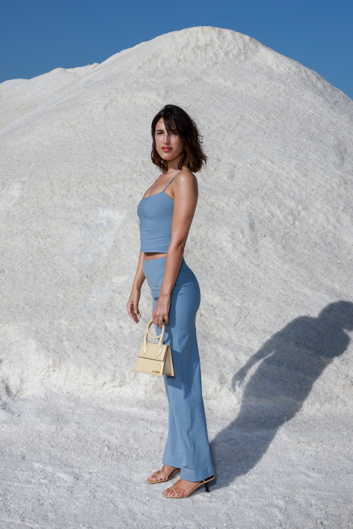 Jeanne Damas trägt blauen Zweiteiler