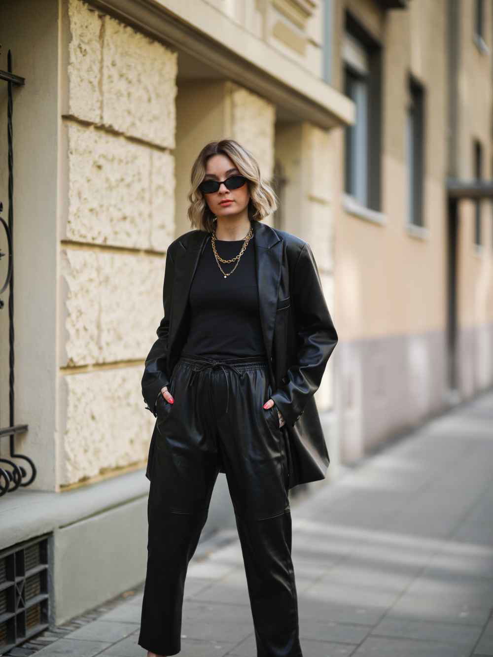 Stylische Frau in schwarzem Lederblazer
