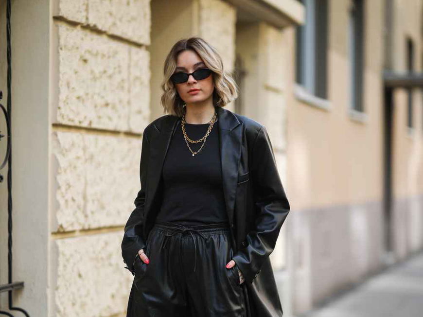 Stylische Frau in schwarzem Lederblazer