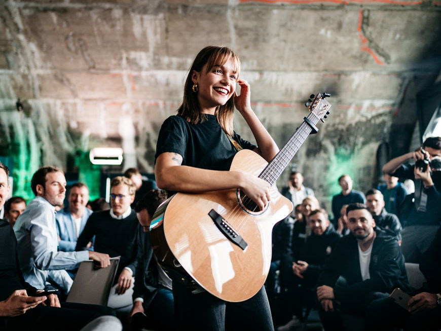 Lotte Sängerin Gitarre in Menge