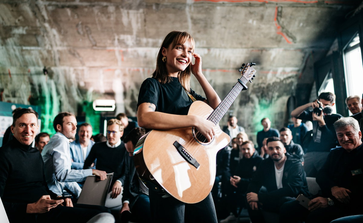 Lotte Sängerin Gitarre in Menge