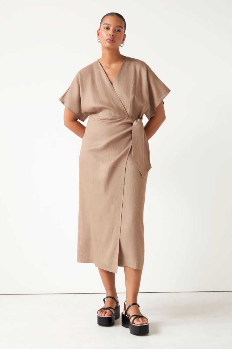 Midi-Wickelkleid aus Leinen braun &other stories