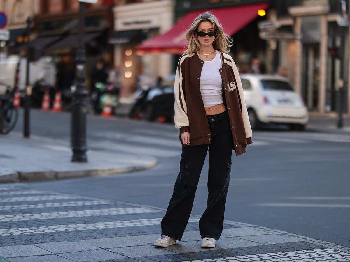 Millane Friesen mit einer Collegejacke und Jeans und T-Shirt