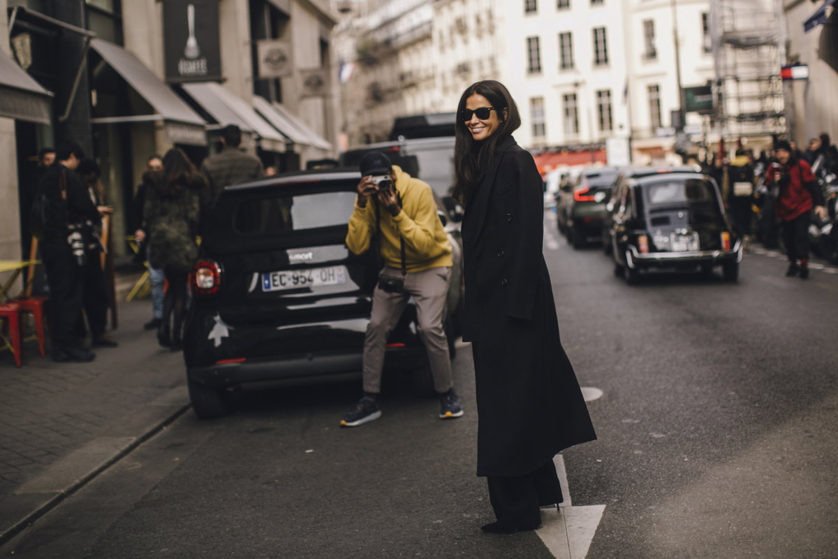 Paris Fashion Week Frau trägt Mantel Streetstyle
