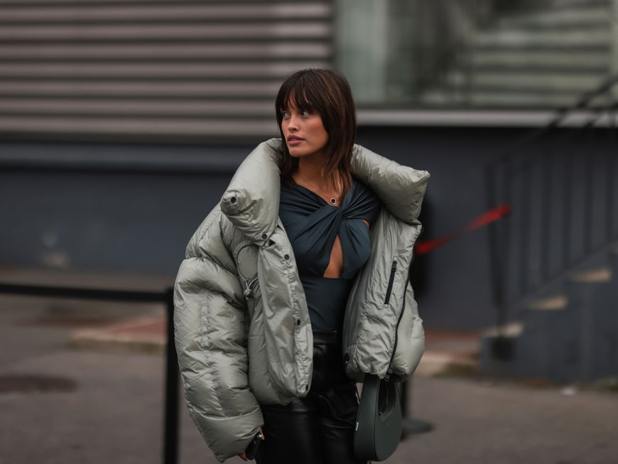 Sarah Ellen trägt Winterjacke hellgrau Streetstyle