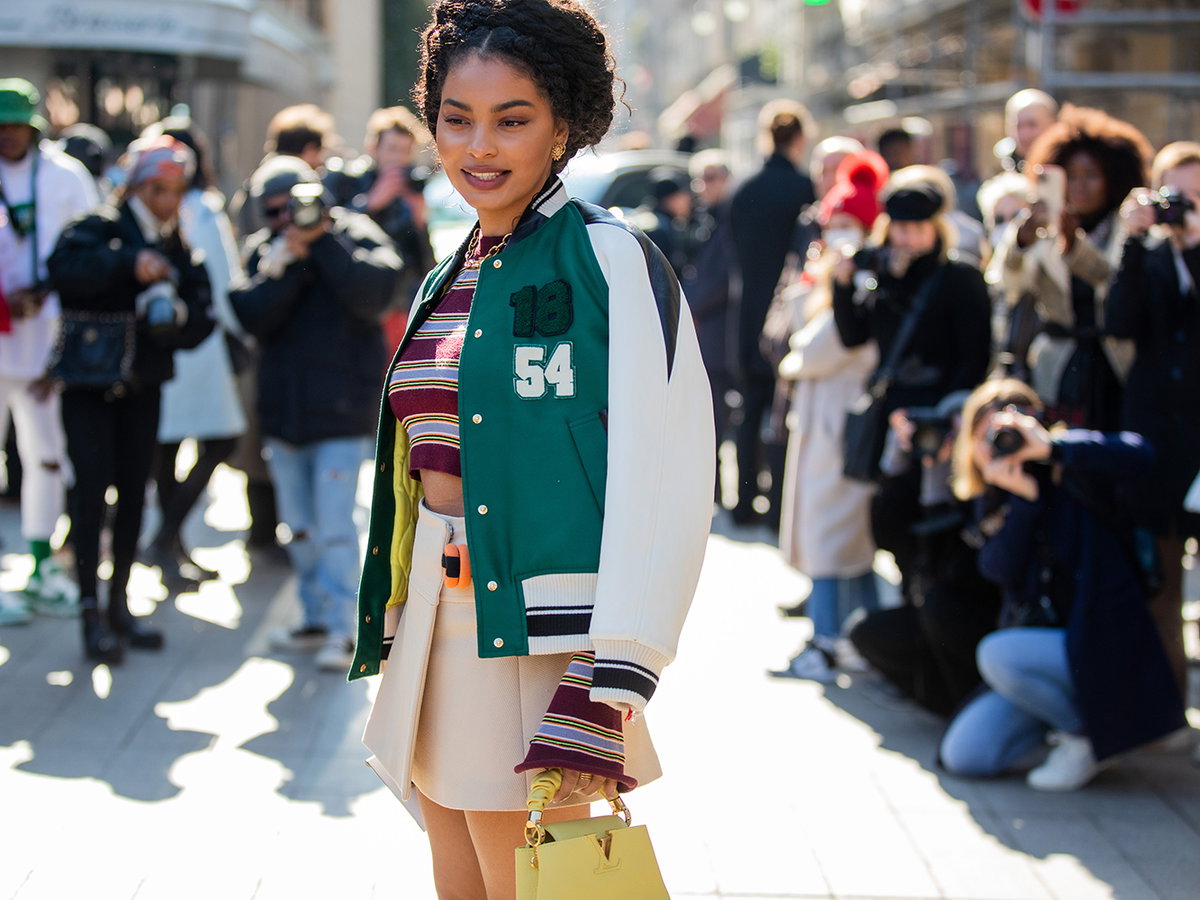 Sharon Alexie in einer Collegejacke mit Rock