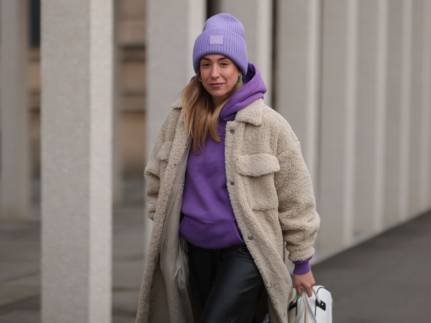 Sonia Lyson trägt lila Hoodie Mütze Mantel Streetstyle