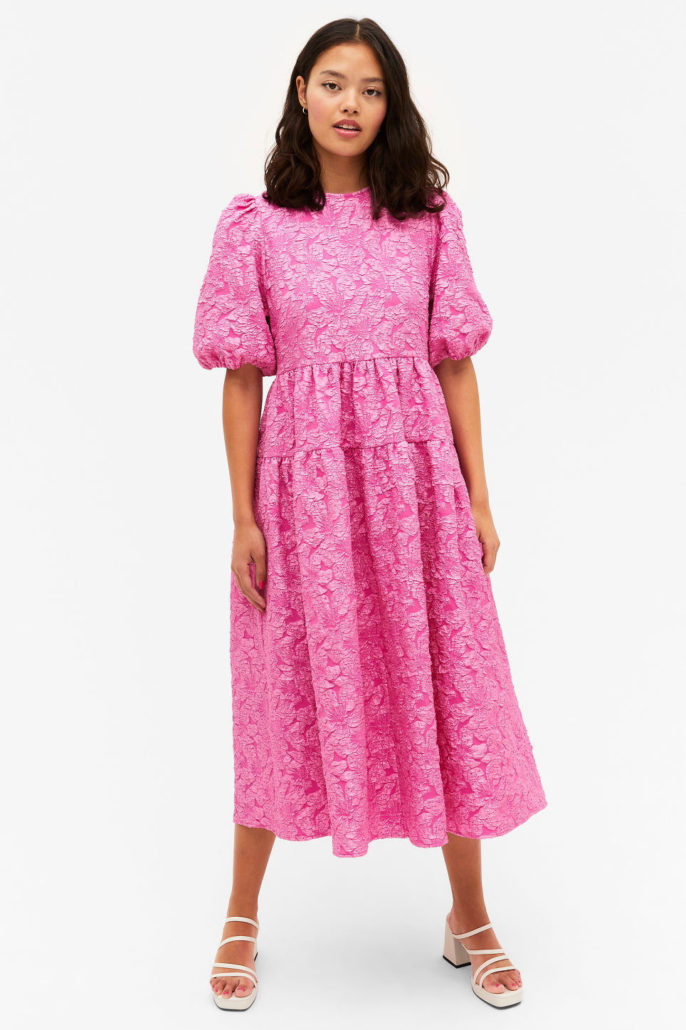 Strukturiertes rosa Midikleid mit Puffärmeln Monki